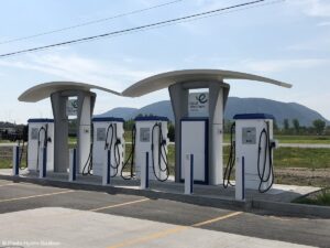 Québec investit 514 millions pour ajouter 116 000 bornes au réseau de recharge