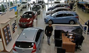 Le président russe Vladimir Poutine place le plus grand groupe automobile du pays, Rolf, sous gestion étatique.