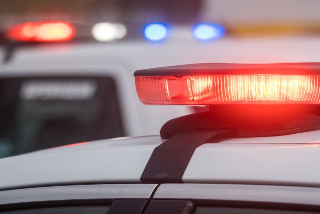Un homme s’en prend violemment à deux jeunes femmes